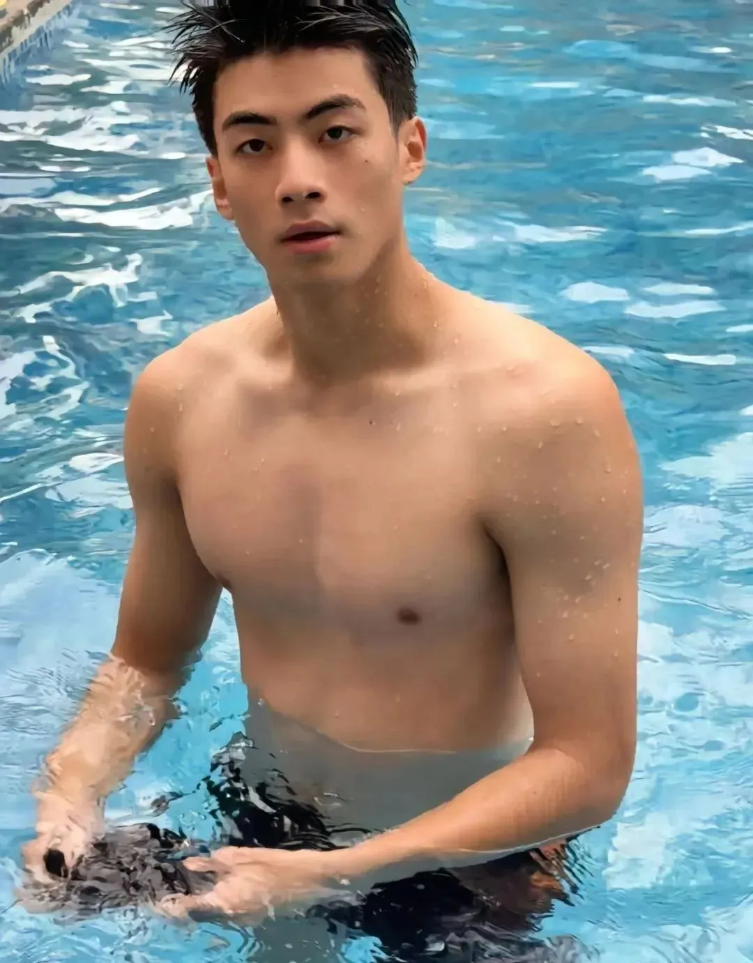 被刘姥姥称赞鼻子大！山东体院 20 岁足球体育生男大，我可以了
