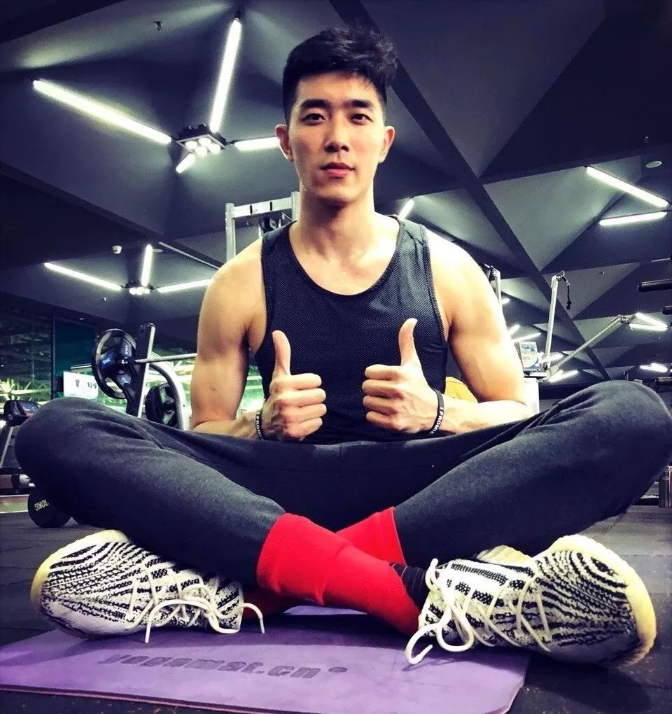 打篮球小哥自拍照大长腿大胸肌，长得太帅气！