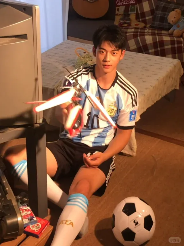 川味清秀小哥哥爆火！笑容治愈，22 岁的成都男娃有点甜！