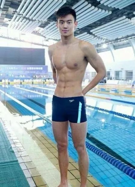 这画面可以看的吗？宁泽涛穿修身白裤子长腿太透啦！