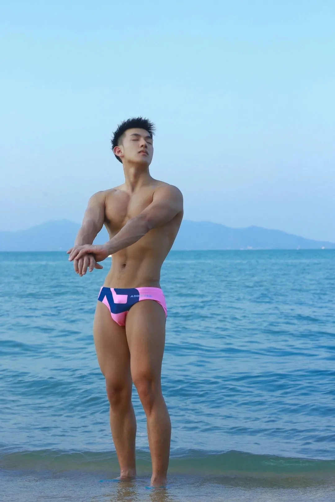 帅炸沙滩的黑皮型男腹肌撩人，小泳裤太时尚了！