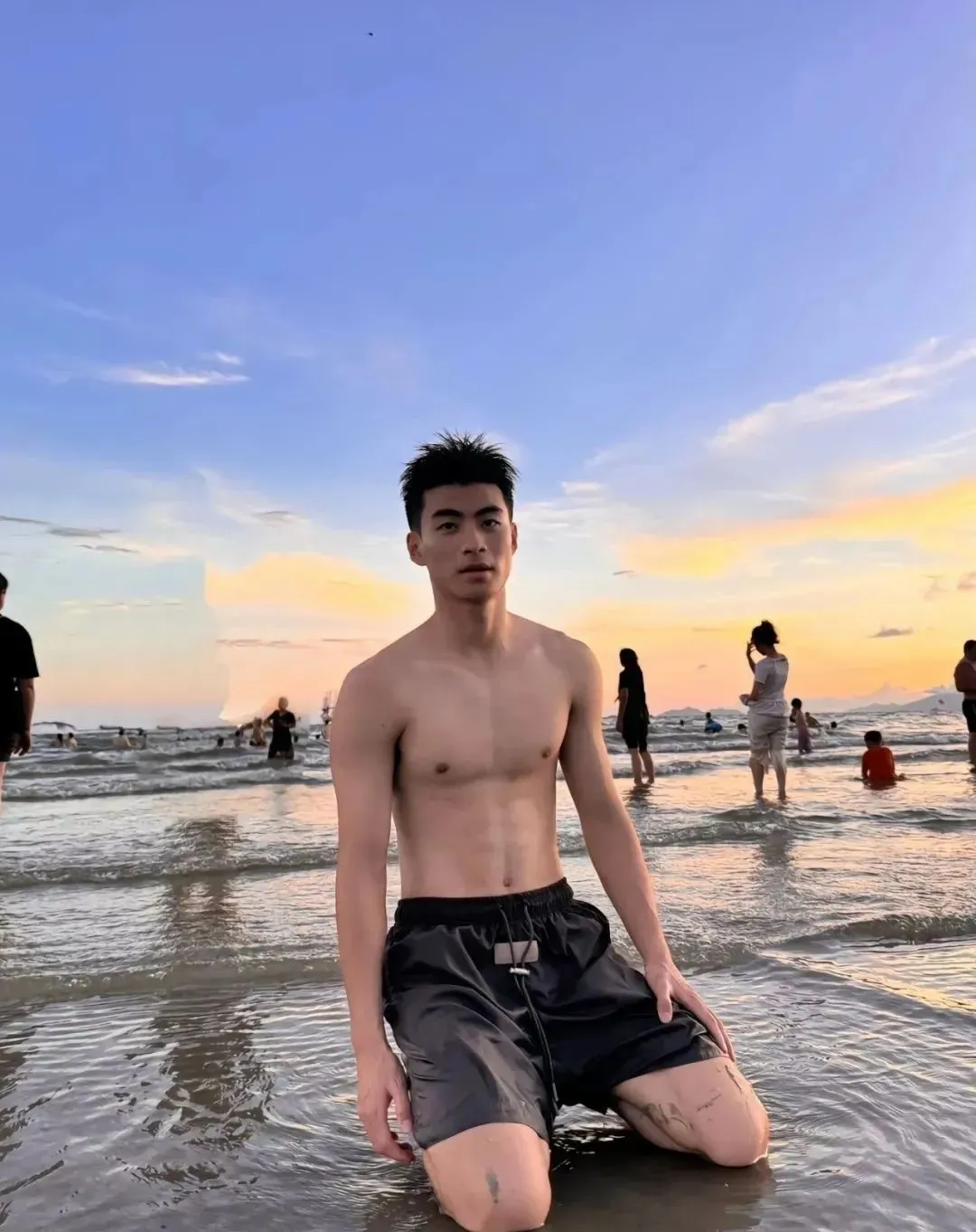 鼻子大 20 岁山东男大体育生！被刘姥姥抱两个！