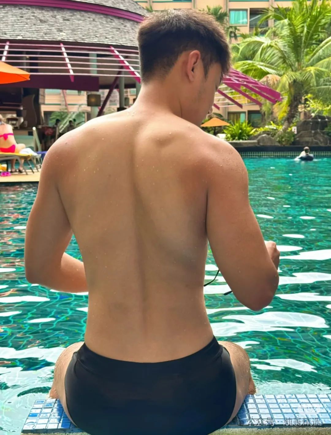 爱穿比基尼的翘臀肌肉男孩子 小心坏哥哥找你