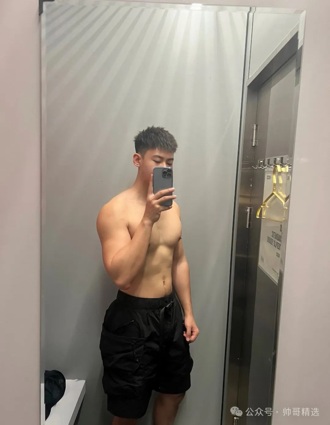 爱穿比基尼的翘臀肌肉男孩子 小心坏哥哥找你