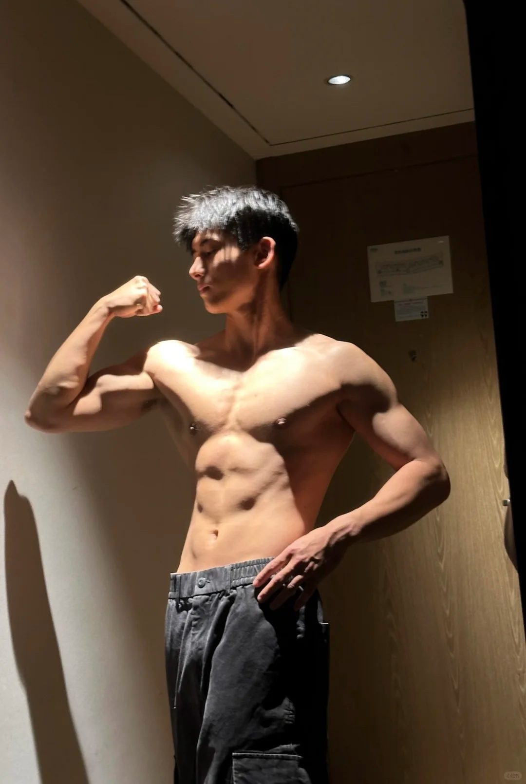 24 岁武汉肌肉帅哥，斩男又斩女！