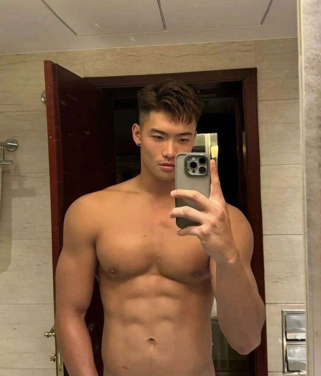 和人妖互动的 189cm 体育生找到了！网友直呼：看着就厉害……