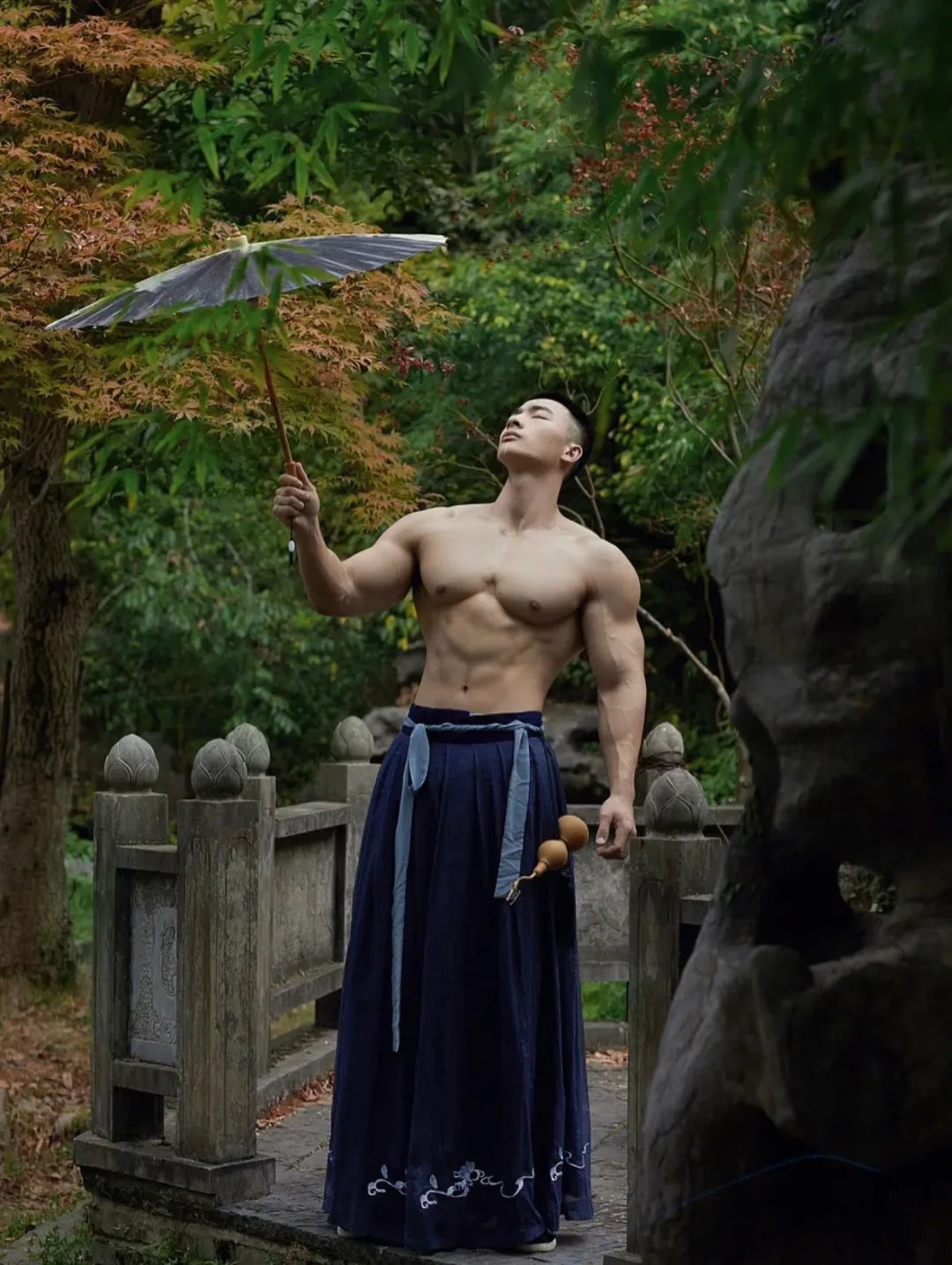 彭果健身冠军披古风衣凸显诱人肌肉线条，撩人力度 Max