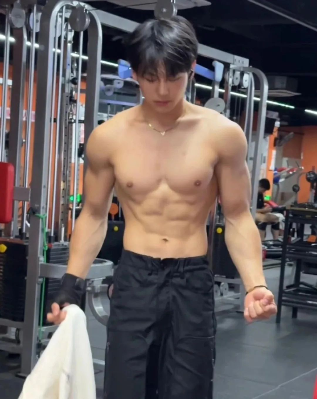 178cm 广东男大肌肉贼亮贼亮