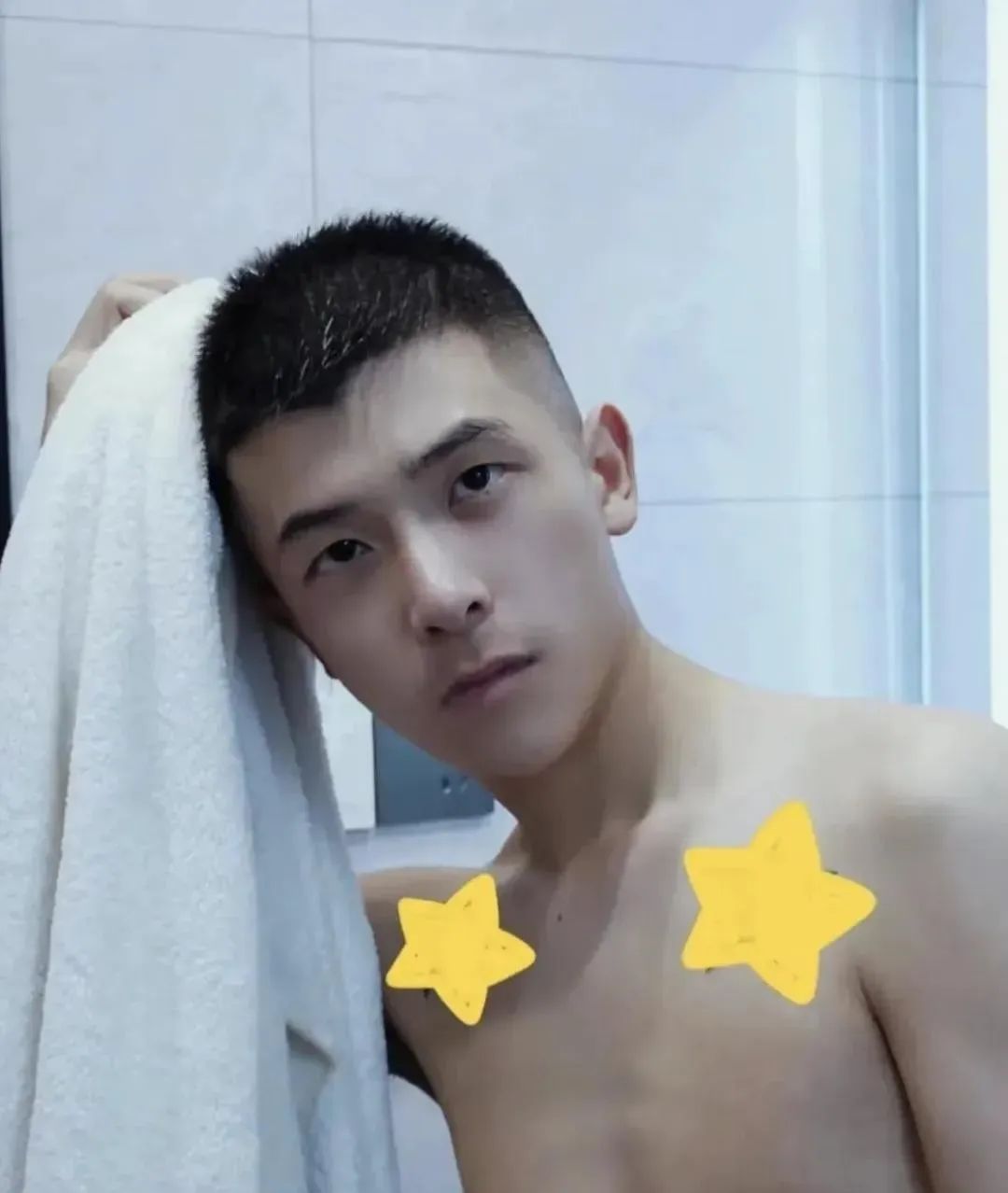 短发小鲜肉浴室照，想让人亲亲！