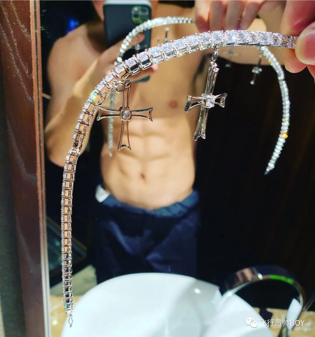 湖工大体育生更衣室换衣服被拍，新疆小伙太招女记者了！
