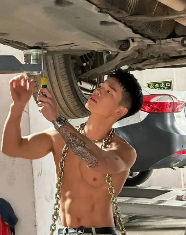 满身男人味油渍肌肉小哥，全网最帅汽修工！