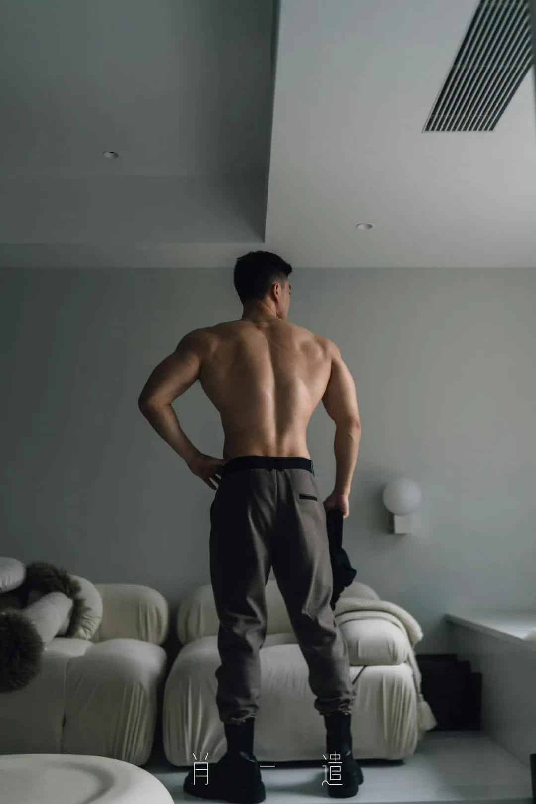 肌肉室友坐沙发上 裹浴巾展示大胸肌