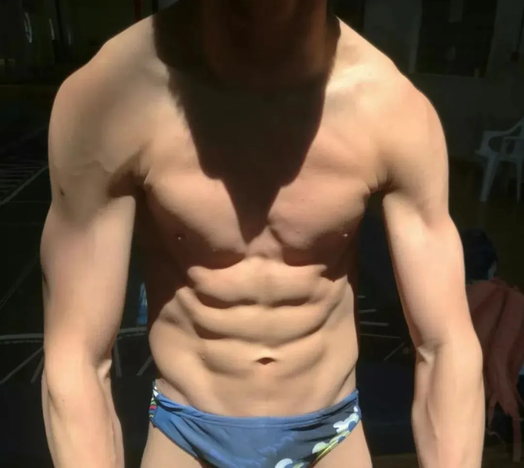 双胞胎跳水运动员姚泽霖，穿太少自拍引发热议！他的肌肉身材让人赞叹不已