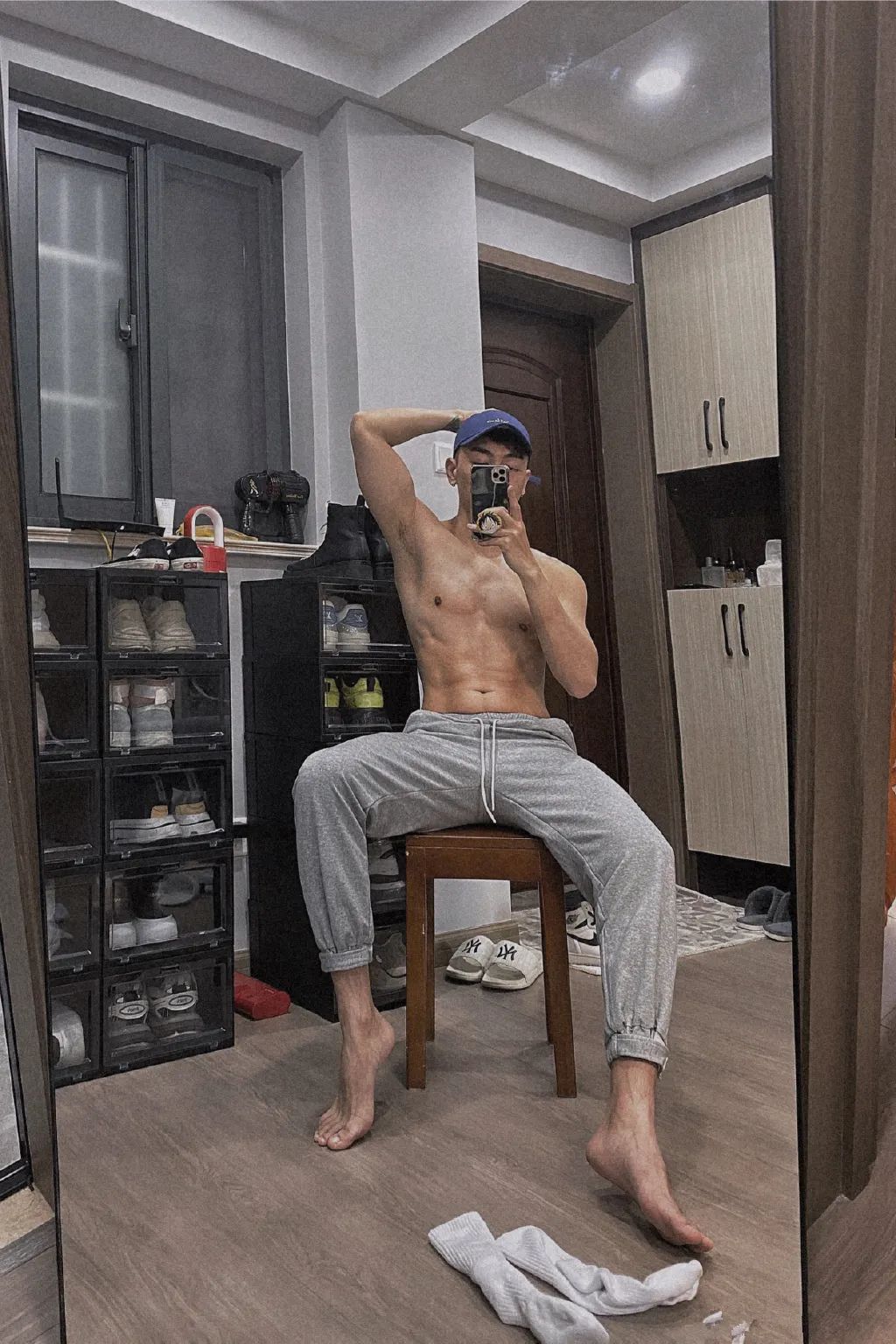 换衣间里遇到的野生小哥，身材好成这样啦！