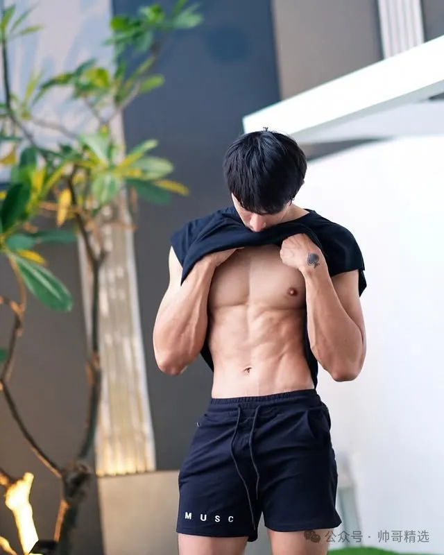 爱穿比基尼泳裤的大鼻子肌肉男 腿毛浓腹肌硬 厚实肌肉大帅 B