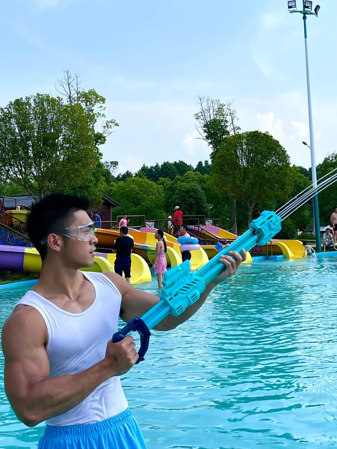 武汉地铁黑皮肌肉男火了！这双粗壮大腿和性感腹肌太绝了