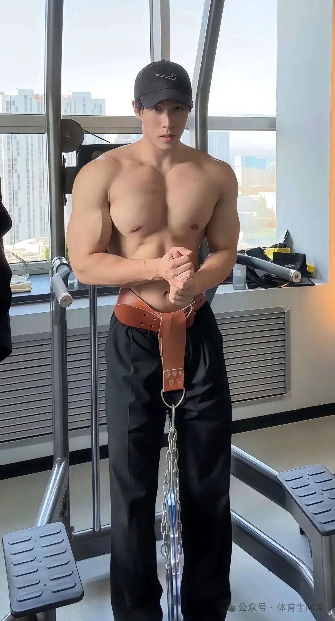 宽肩窄腰黑皮男大，超绝不经意间秀饱满翘臀......