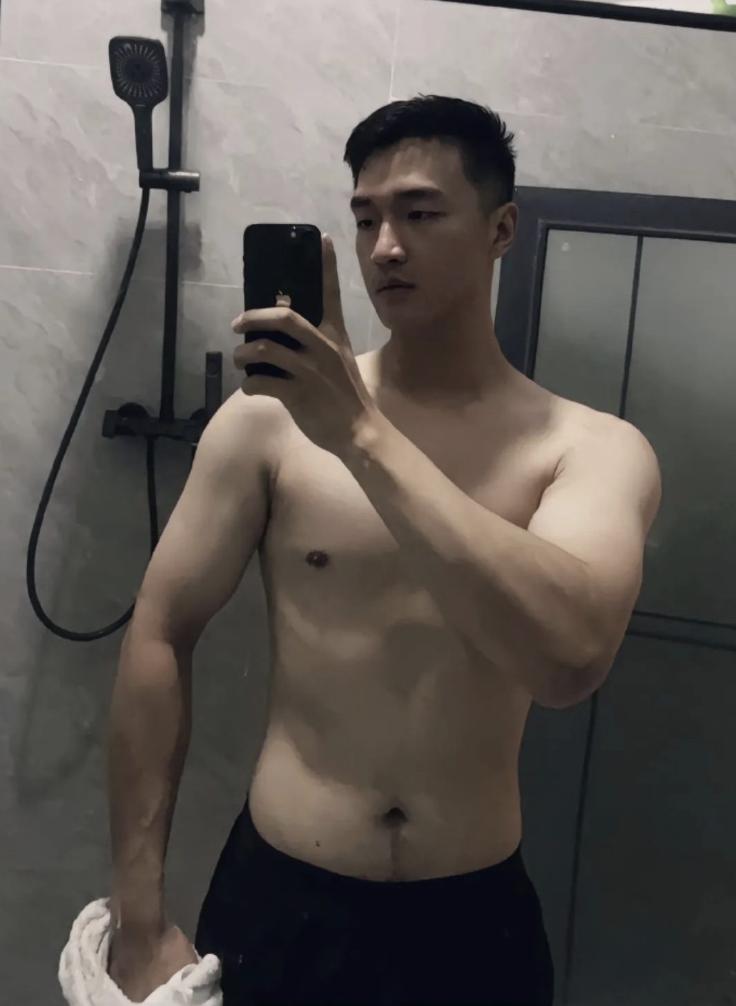 寸头迷彩兵哥脱了自拍真好看！穿灰短裤太太有型啦！！