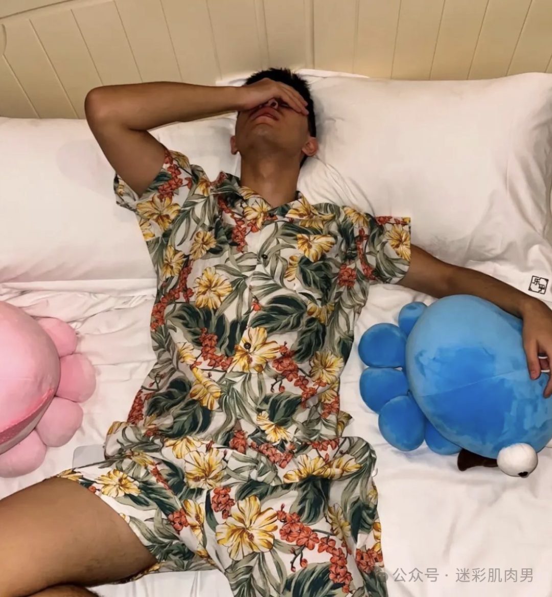 21 岁大一运动男高大视频火到推... 不让人失望！