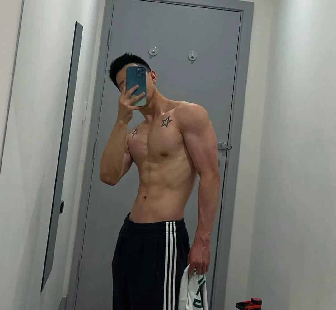 精壮黑皮筋肉小哥，一起双叒叕玩水！