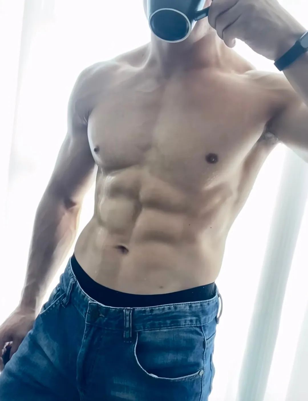 肌肉直男半裸开车走红，大胸器亮了