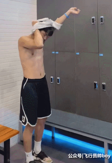 湖工大体育生更衣室换衣服被拍，新疆小伙太招女记者了！