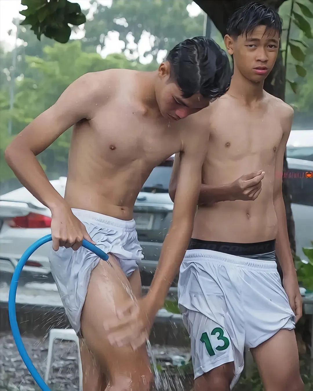 体育生户外冲凉全身湿透穿运动裤太好看，鲜嫩无敌