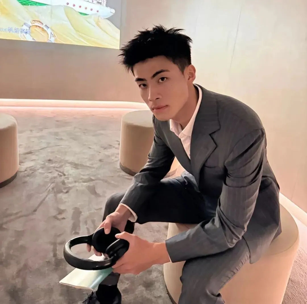 被刘姥姥称赞鼻子大！山东体院 20 岁足球体育生男大，我可以了