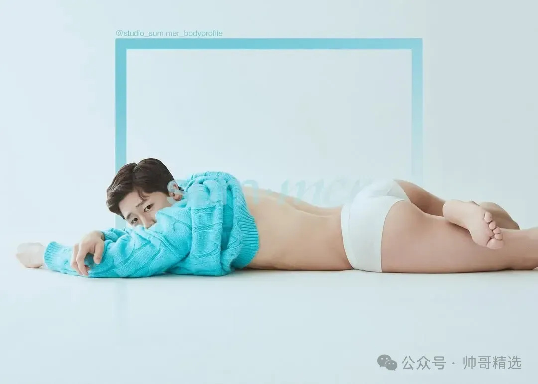 穿粉色比基尼泳裤的大鼻子帅哥看起来性感又纯