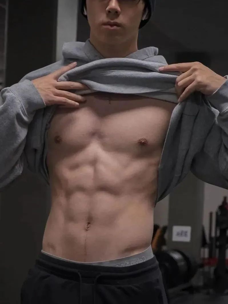 190CM 肌肉护士小哥哥脱衣自拍，简直让人心跳加速！