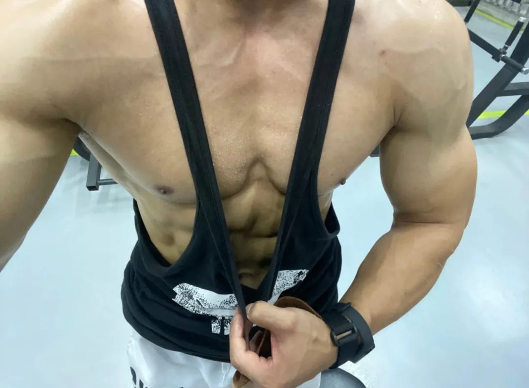 肌肉直男半裸开车走红，大胸器亮了