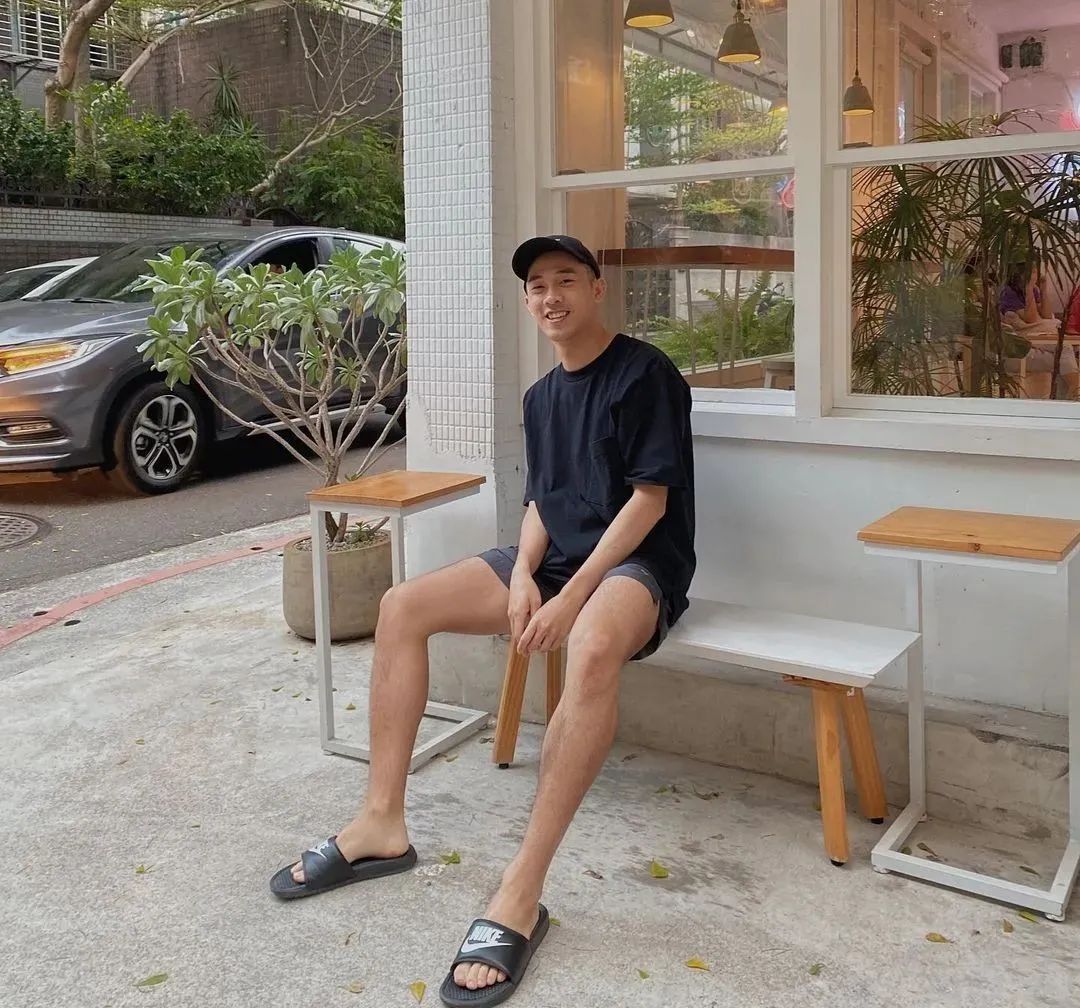 你见过荷尔蒙爆棚的小哥剃胸毛吗？让人又爱又恨