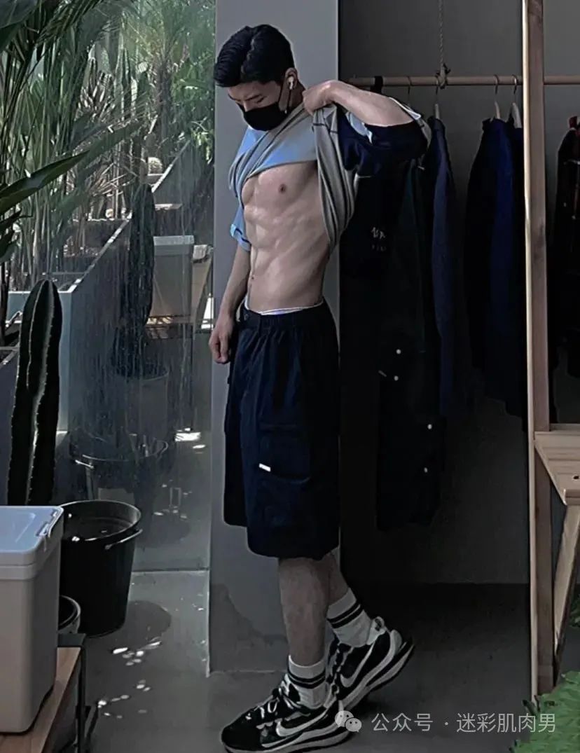 咖啡店脱衣的肌肉男卖咖啡，被他吸引了！
