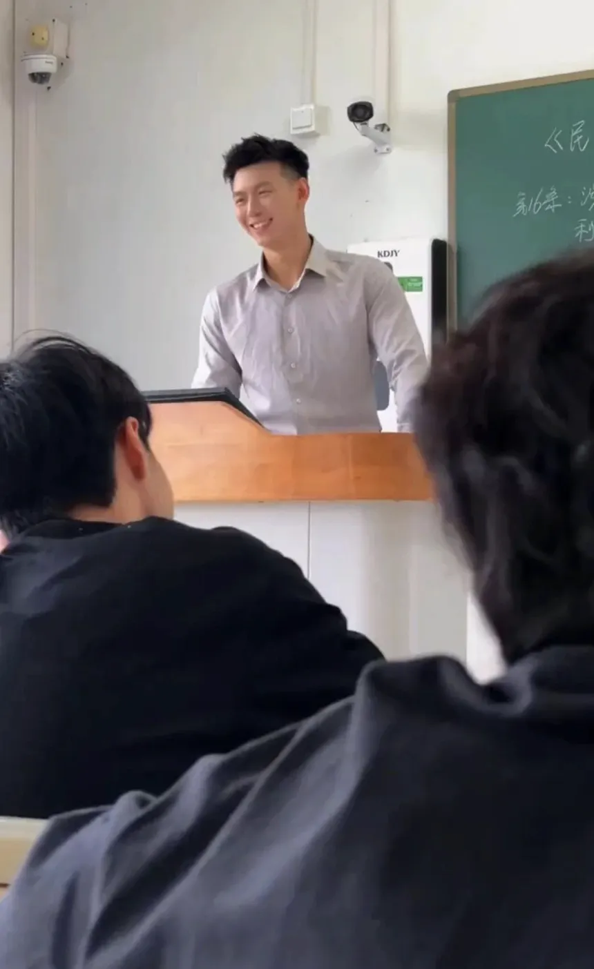 被抓拍的成都研究生下课还卷健身大长腿谁看了不迷糊？