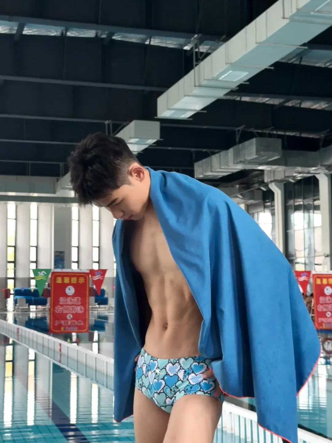 183cm 游泳体育生，帅脸 + 完美腹肌，这身材谁能拒绝？
