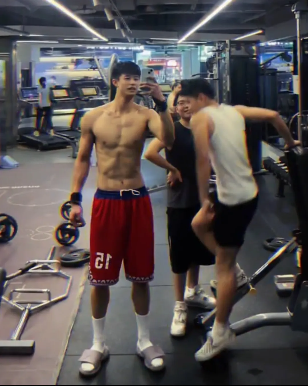 网吧惊现半裸肌肉男，竟是超火运动系小奶狗？