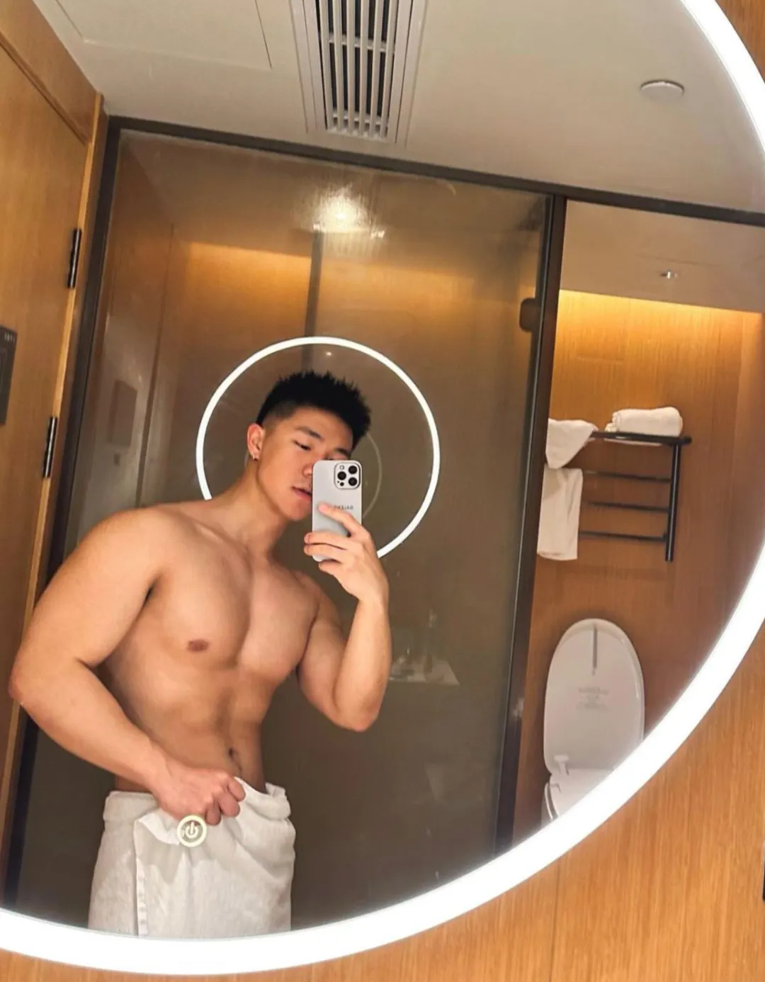 火到湾湾！这个穿 CK 的肌肉 gogo 也太帅了吧！
