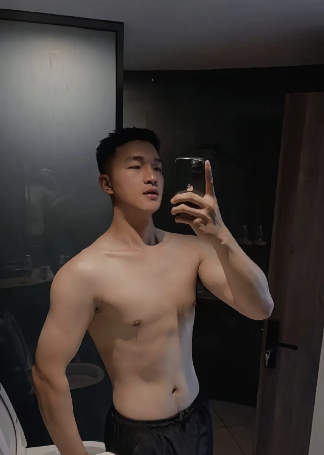 寸头迷彩兵哥脱了自拍真好看!穿灰短裤太太有型啦!! 寸头迷彩兵哥脱了自拍真好看!穿灰短裤太太有型啦!!