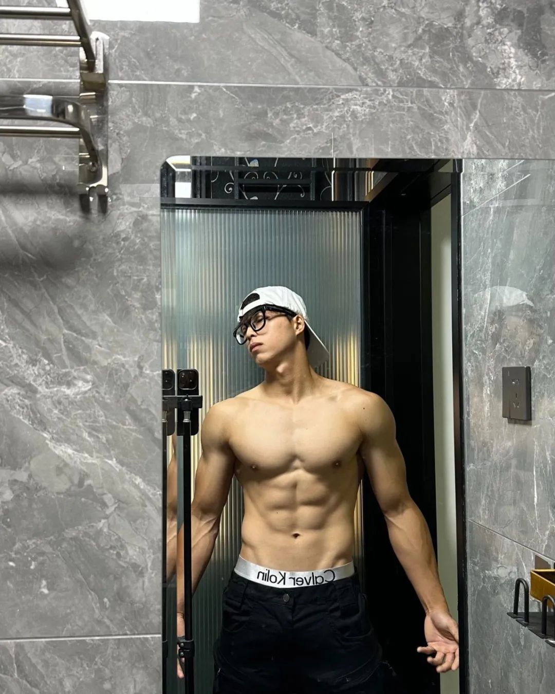 178cm 冷白皮腹肌帅哥，显眼包大！