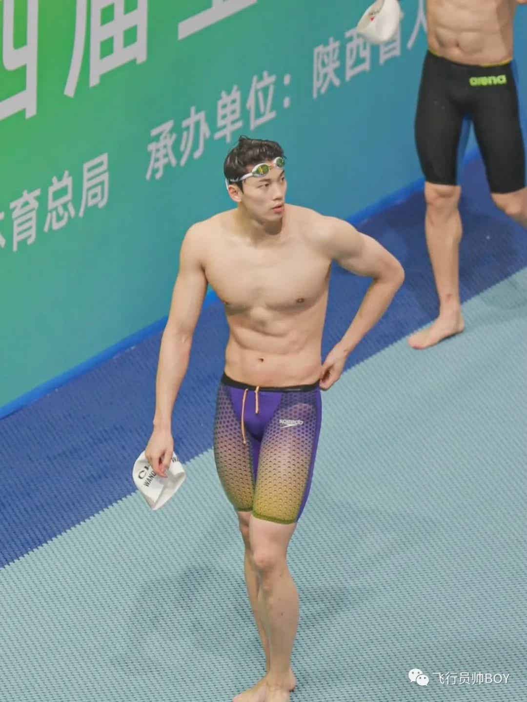 汪顺被男子摸白嫩大胸肌！