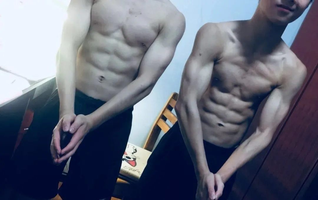 双胞胎跳水运动员姚泽霖，穿太少自拍引发热议！他的肌肉身材让人赞叹不已