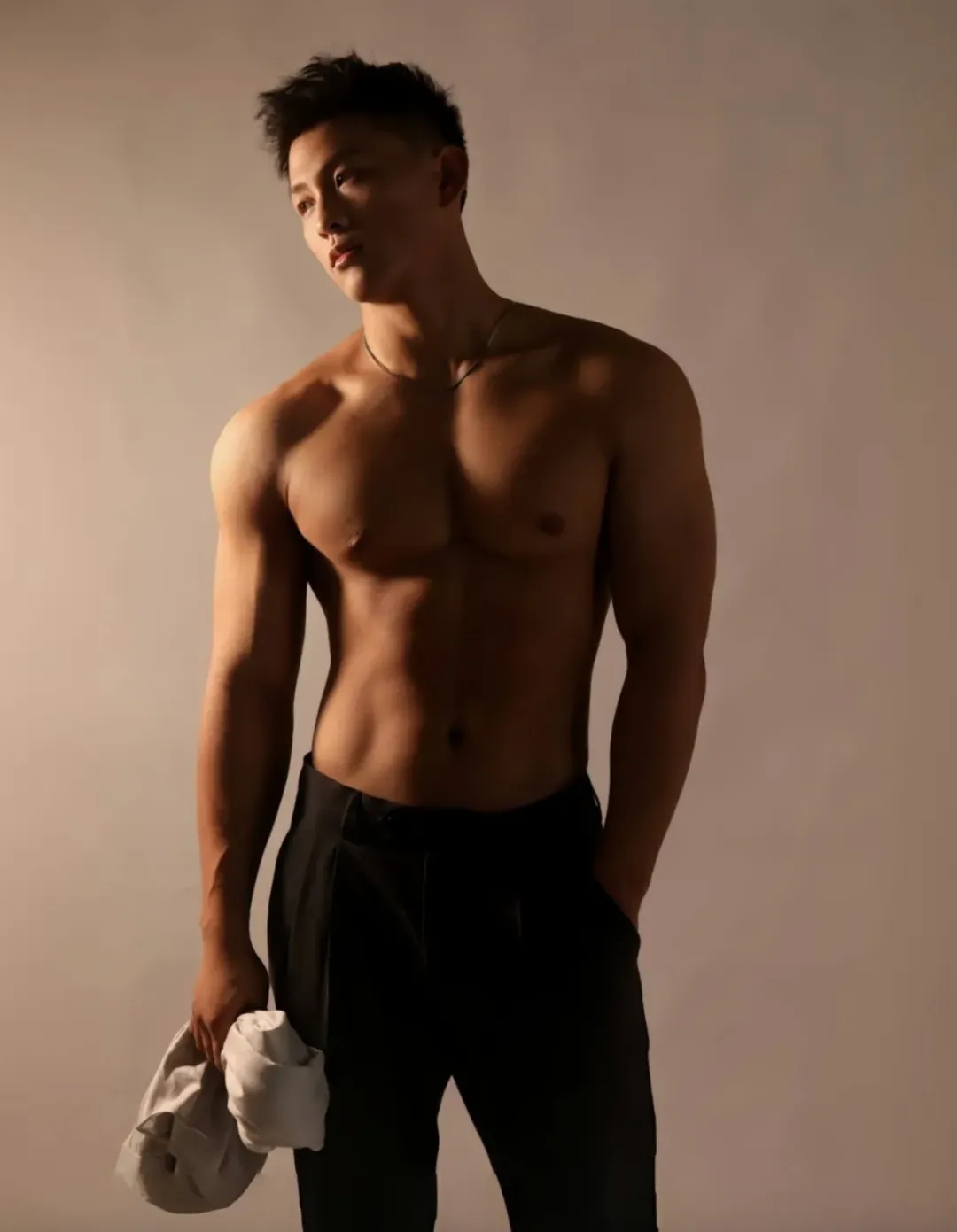 肌肉狼狗来袭！江苏肌肉小哥哥 @Kenny 玺海边大片让你“馋哭了”