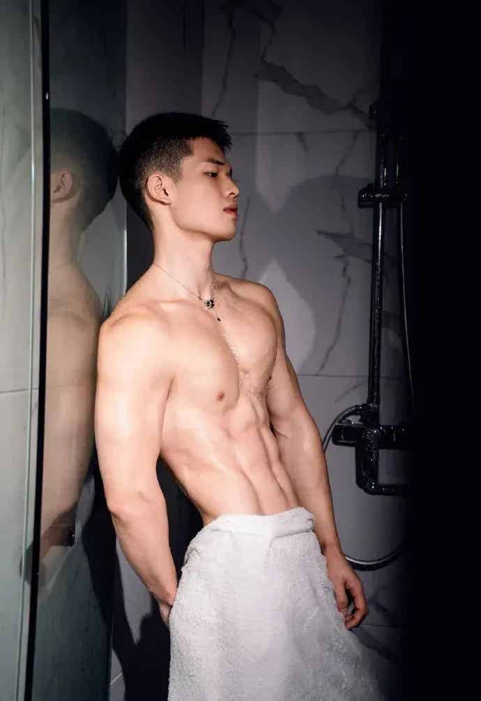 摄影师镜头下的肌肉男沐浴写真-潮男潮北