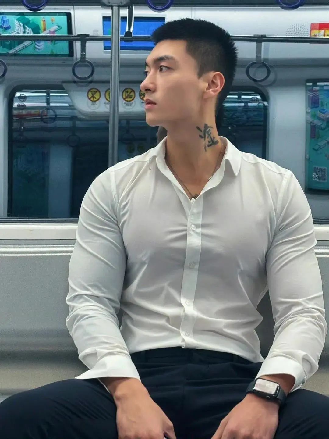 一看就很有性张力！健身型男与萌宠共享温馨时光
