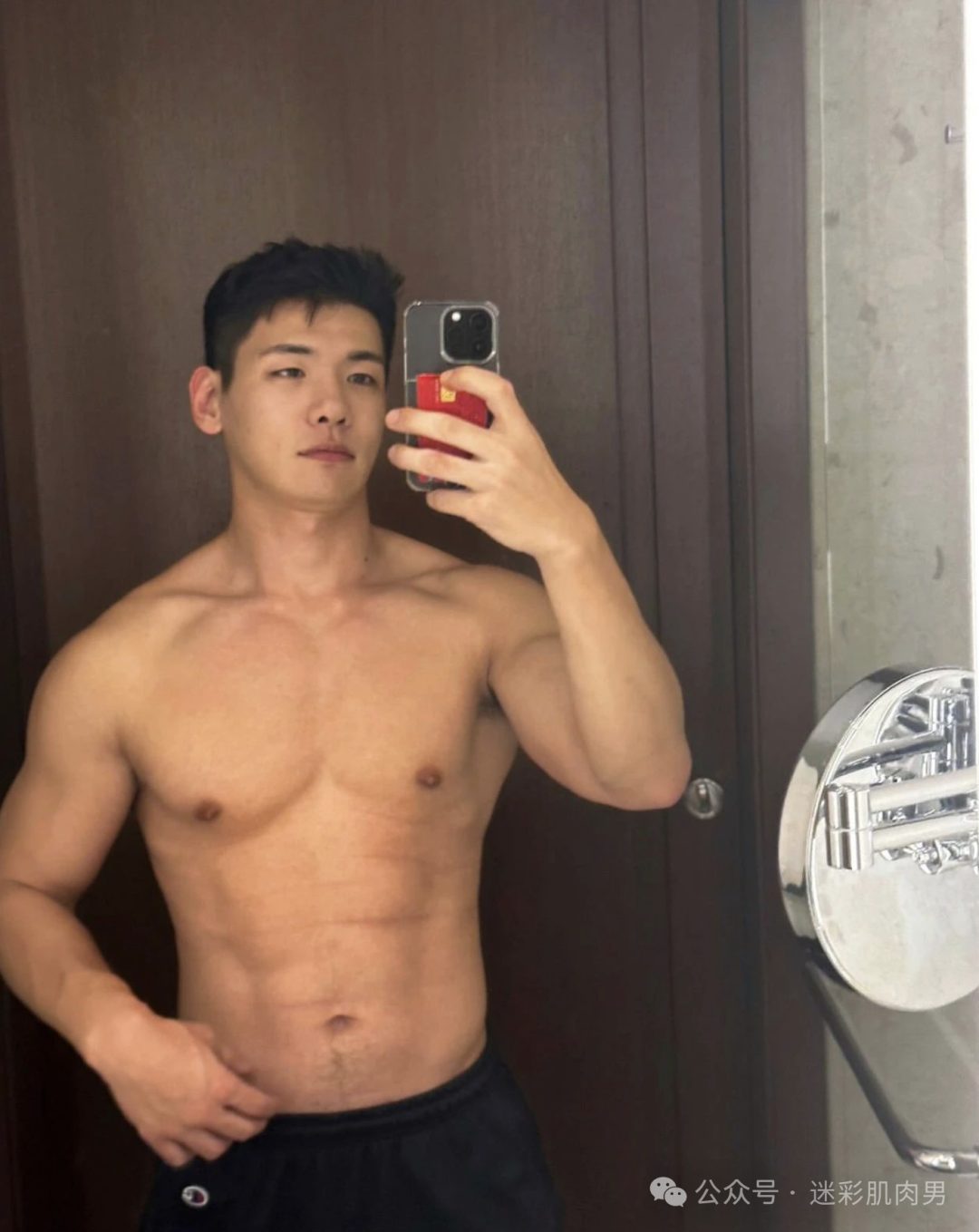 被金主摄影师相中的脂包肌小哥自拍私照？想扑倒他！