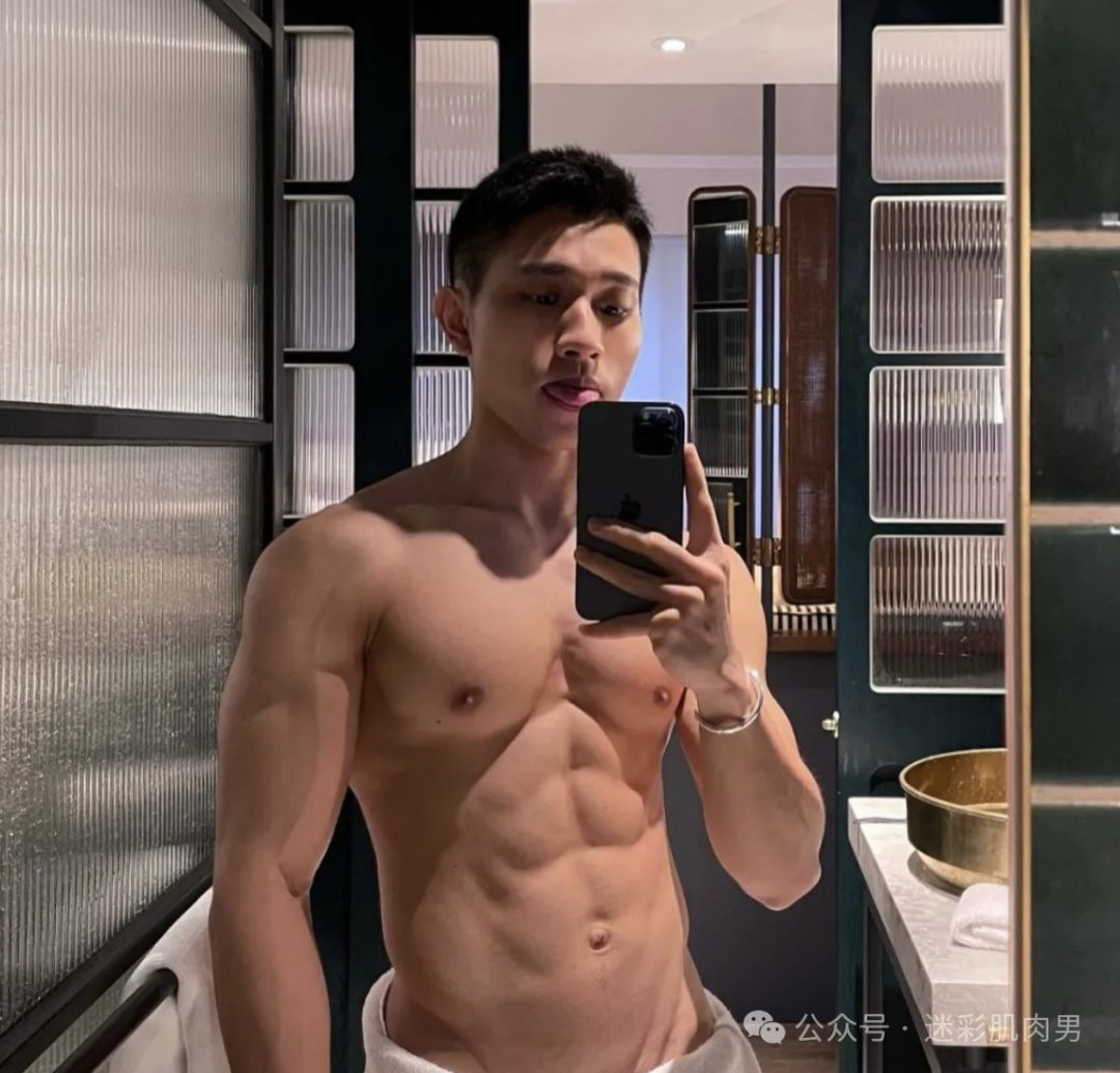 湿透的翘臀运动男灰裤子太凸显了，长腿长得大哦！