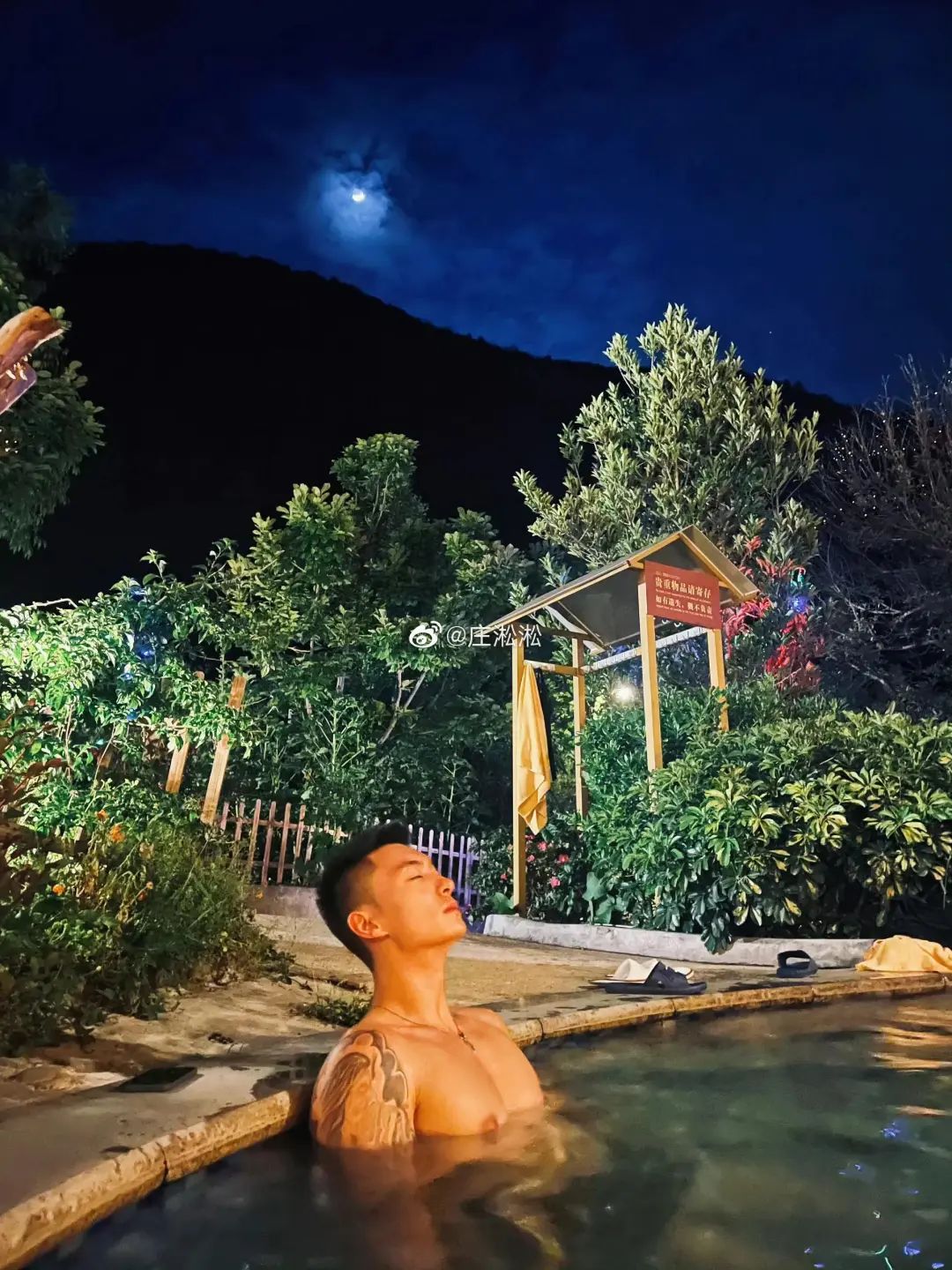 一看就很有性张力！健身型男与萌宠共享温馨时光