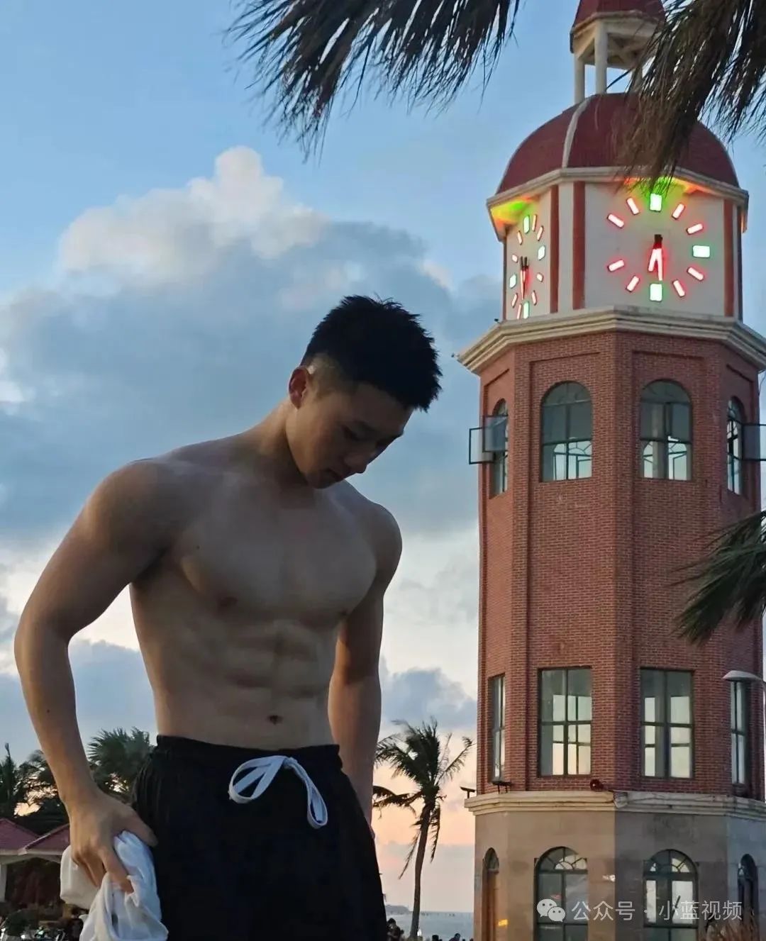 活力四射腹肌小哥，少年感很舒服！