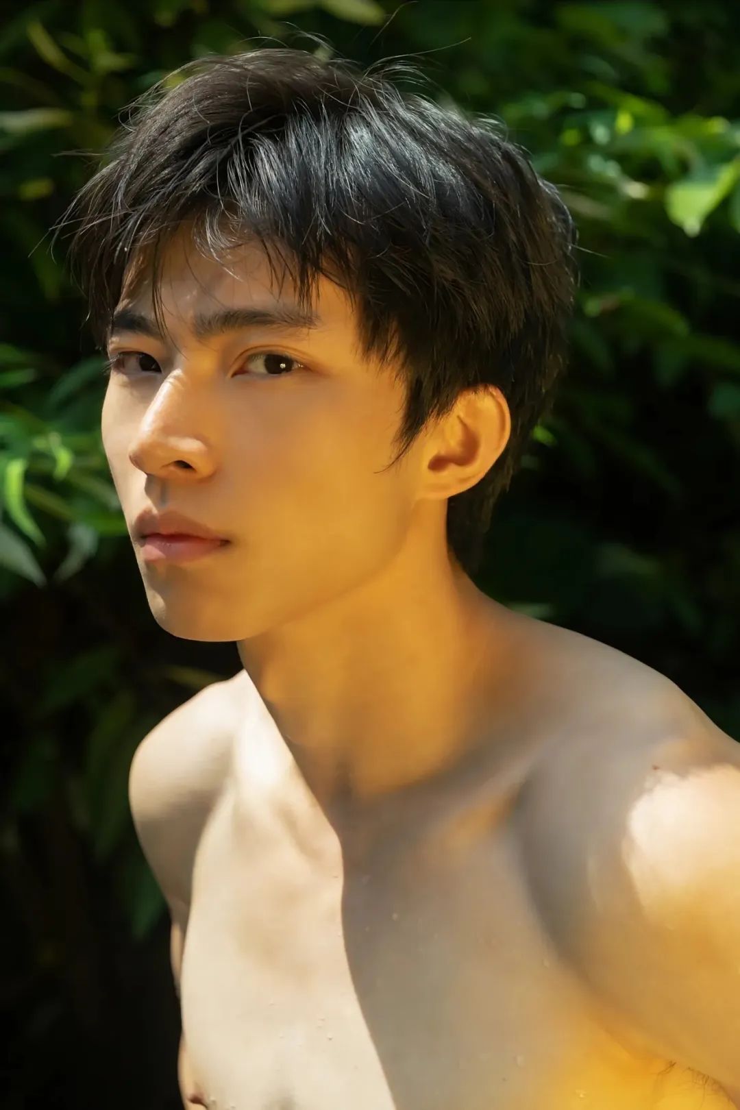湖南薄肌少年不穿衣服夏日玩水，太美了