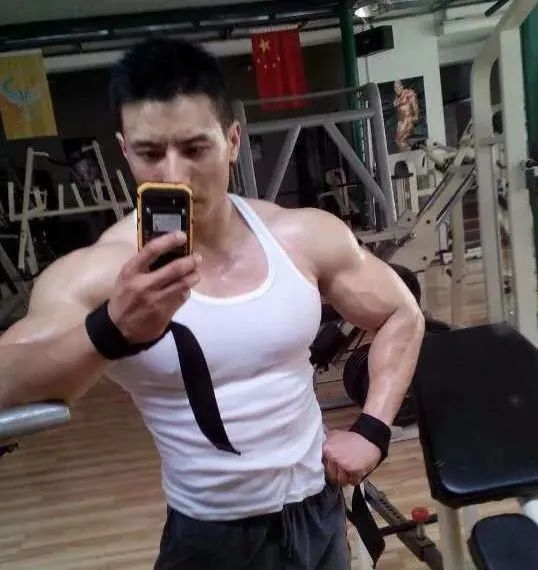“大鼻宝藏男神”张戈，从退伍兵到冠军级健美选手，他的肌肉美学让人上瘾！